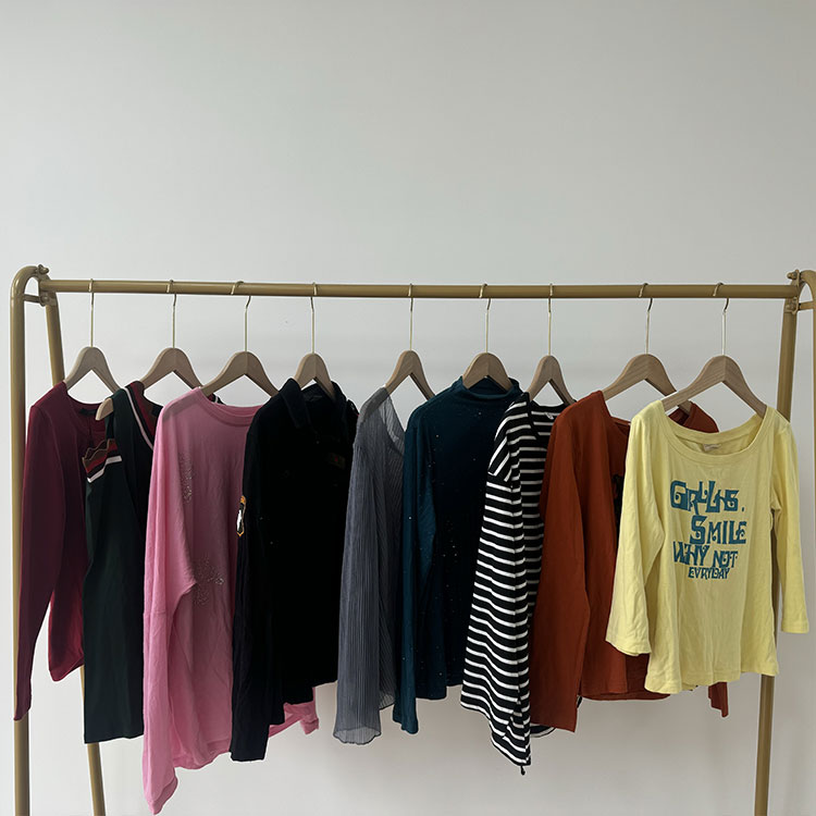 T-Shirt Lengan Panjang Wanita Terpakai